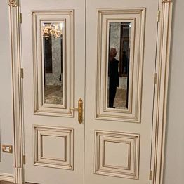 Входные двери с эффектом античной отделки: шарм прошлых эпох.